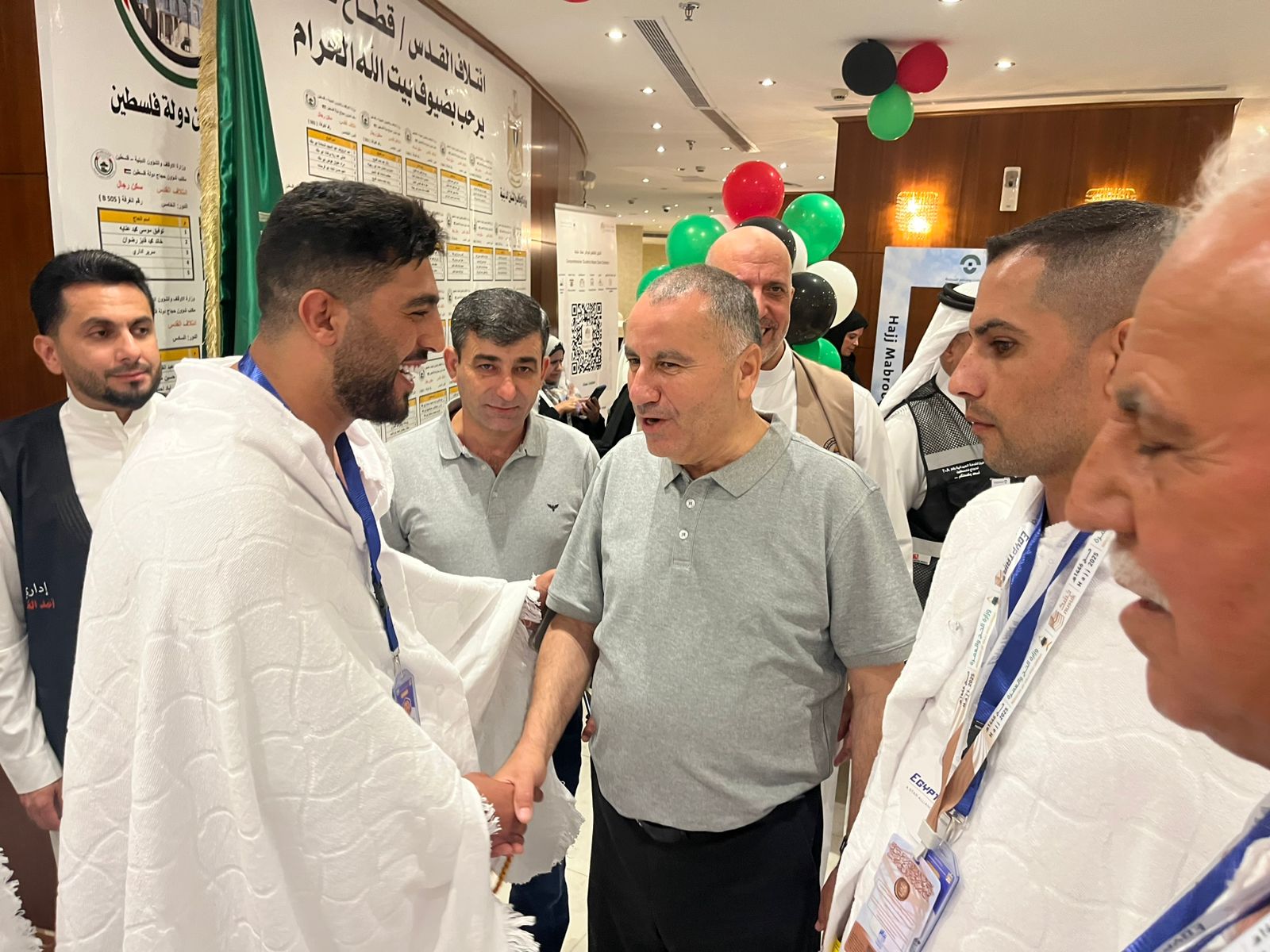 خلال استقبال أبو الرب لوفد حجاج قطاع غزة